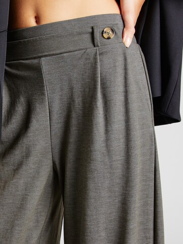 JDY Regular Pleat-front trousers 'JDYBIRDIE GEGGO' in Grey