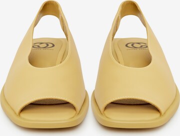 CESARE GASPARI Sandale in Gelb