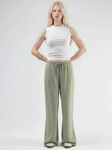 Hiccup Loose fit Trousers in Green