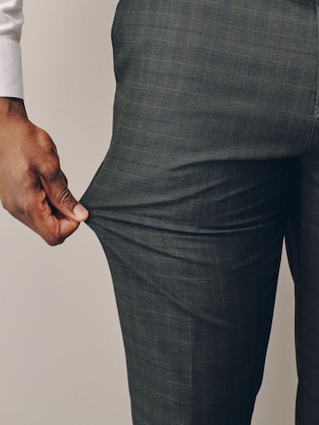 Slimfit Pantaloni con piega frontale 'Motionflex' di Next in verde
