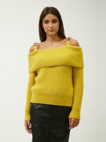 Pullover di Influencer in giallo: frontale