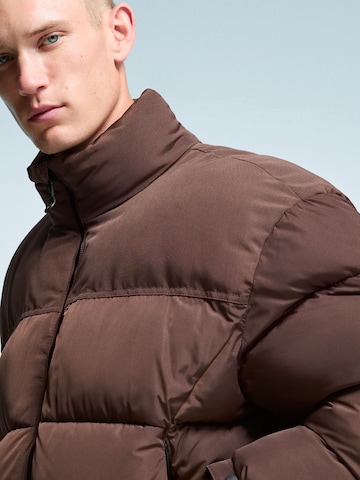 Bershka Zimní bunda – hnědá