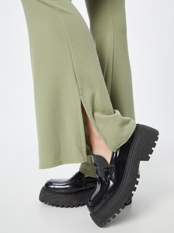 Flared Pantaloni di Nasty Gal in verde