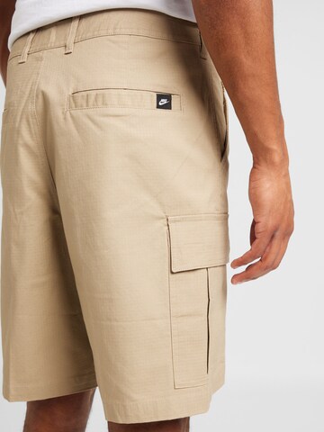 Regular Pantalon cargo 'CLUB' Nike Sportswear en vert