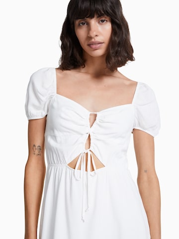 Bershka Letnia sukienka w kolorze biały