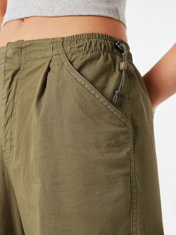 Regular Pantaloni de la Bershka pe verde