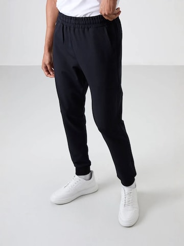 Effilé Pantalon de sport Tommy Life en noir : devant