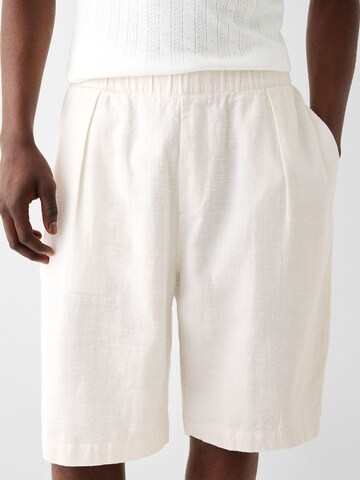 Bershka Regular Pleat-front trousers in White