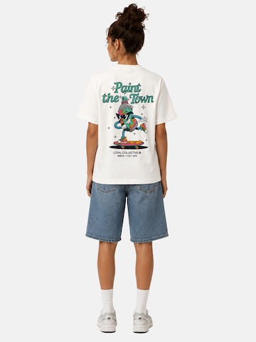loyal T-Shirt mit kleinem Front-Print in Regular Fit in Weiß