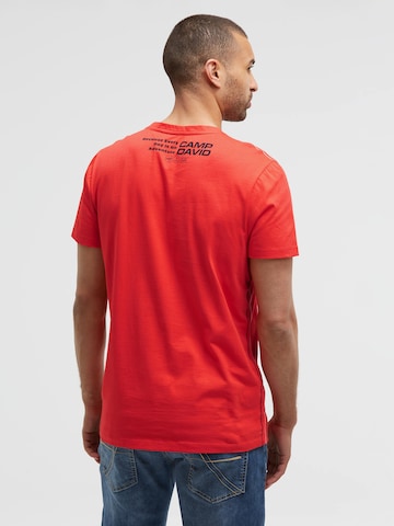 Tricou de la CAMP DAVID pe roșu