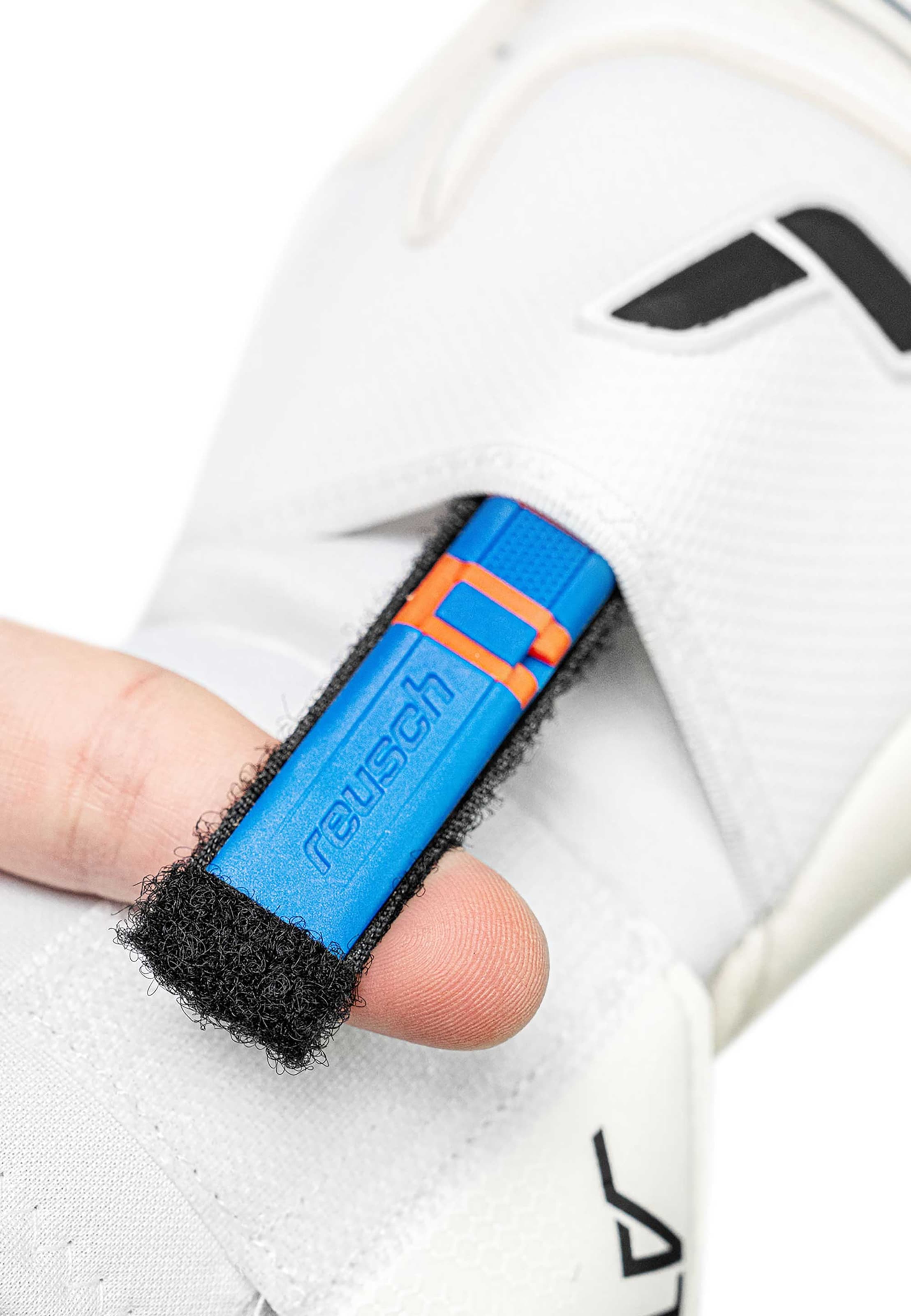 REUSCH Torwarthandschuhe 'Attrakt Gold X Ortho-Tec' in Weiß