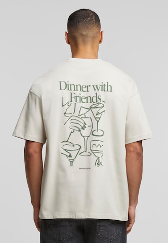 balts Another Cotton Lab T-Krekls 'Dinner With Friends': no priekšpuses