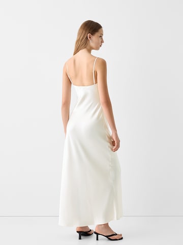 Bershka Suknia wieczorowa w kolorze biały