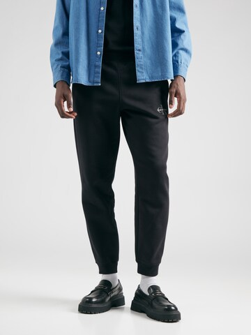 Calvin Klein Jeans Tapered Παντελόνι σε μαύρο: μπροστά