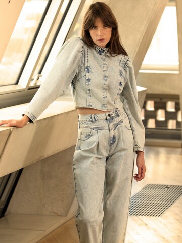 Tapered Jeans con pieghe 'Carolyn' di Aligne in blu