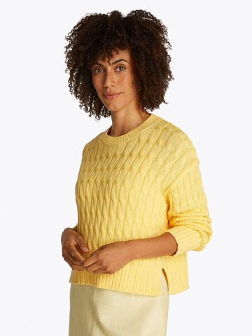 Pullover di TOMMY HILFIGER in giallo: frontale