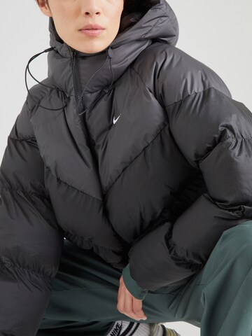 Nike Sportswear - Chaqueta de entretiempo en negro