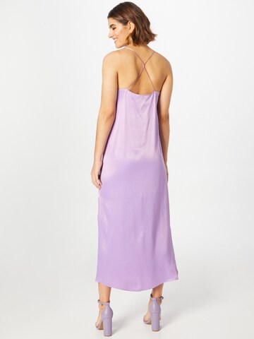 Robe Warehouse en violet