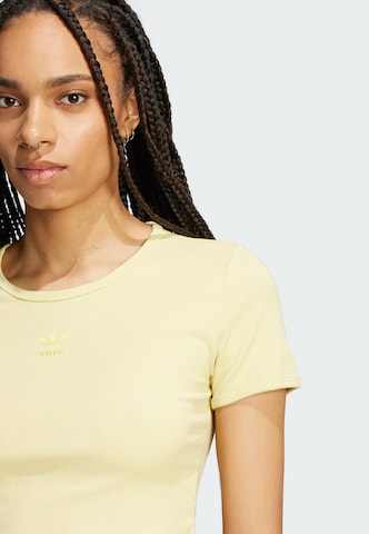 ADIDAS ORIGINALS - Camiseta 'Essentials' en amarillo