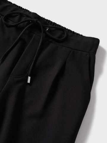 regular Pantaloni con pieghe 'Florida' di MANGO in nero