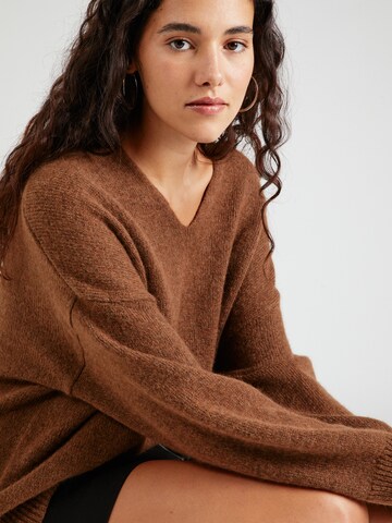 BOSS Sweter w kolorze brązowy