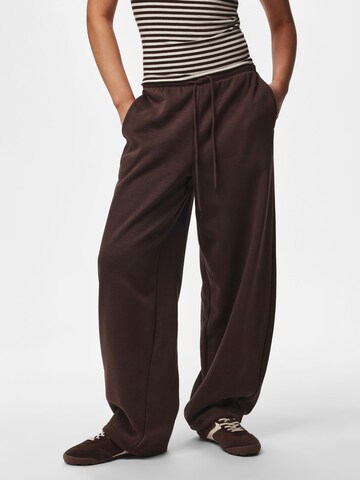 Loosefit Pantaloni 'PCSali Chilli' di PIECES in marrone: frontale