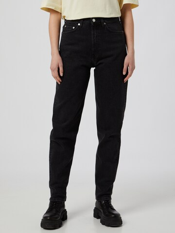 WEEKDAY Tapered Jeans 'Lash Extra High' i svart: framsida