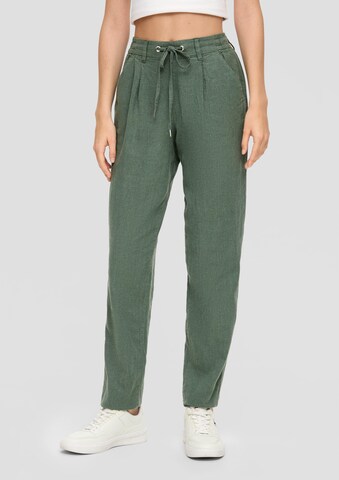 Regular Pantalon à pince QS en vert : devant