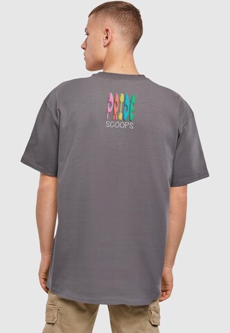 Merchcode T-Shirt 'Pride Scoops' in Grau
