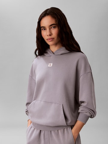 Calvin Klein Jeans Свитшот в Серый: спереди
