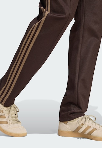 ADIDAS ORIGINALS - Slimfit Pantalón 'Classic' en marrón