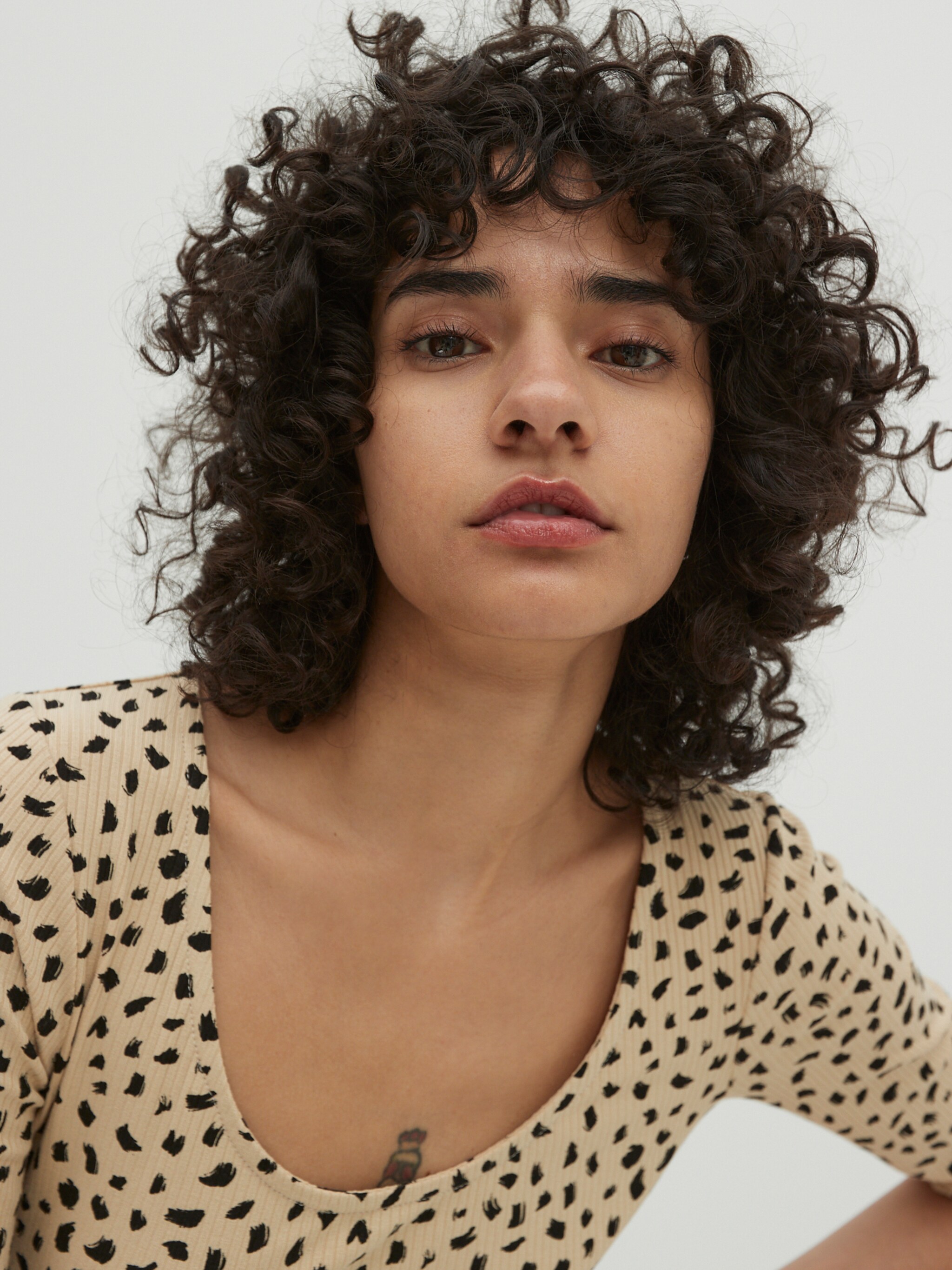 EDITED Producten Shirt 'Anian' Beige