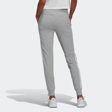 ADIDAS SPORTSWEAR Zwężany krój Spodnie sportowe 'Essentials' w kolorze szary