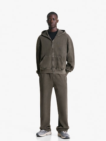 Loosefit Pantalon Bershka en gris : devant