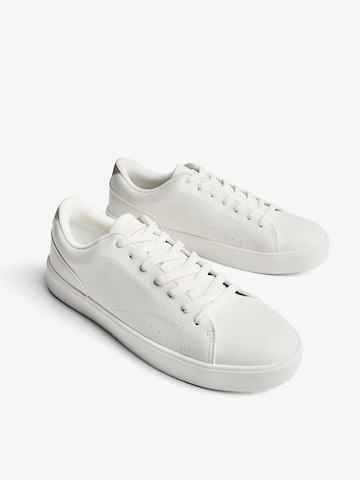 Bershka Sneaker in Weiß