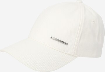 Casquette 'PYRAMID PLAQUE' Calvin Klein en blanc : devant