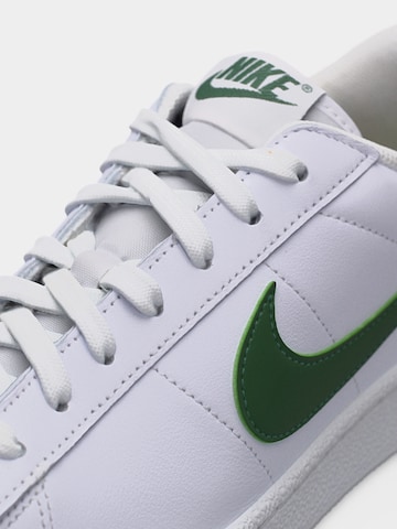 Baskets basses 'CLASSIC' Nike Sportswear en blanc
