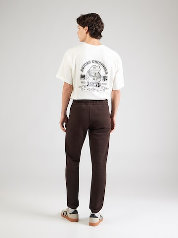 ADIDAS ORIGINALS Zwężany krój Spodnie 'Trefoil Essentials' w kolorze brązowy: tył