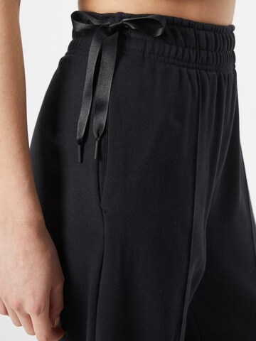 Nike Sportswear Loose fit Pants in Black