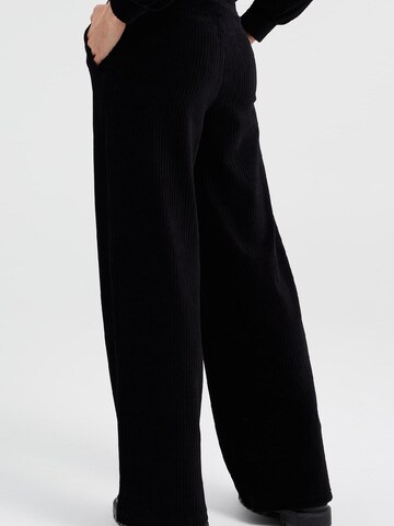 Wide leg Pantaloni de la WE Fashion pe negru