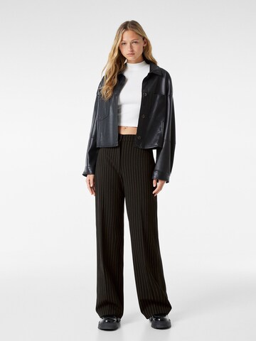 Wide leg Pantaloni cu dungă de la Bershka pe negru