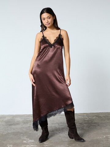 SISTERS POINT Šaty 'ELLEN' – hnědá: přední strana