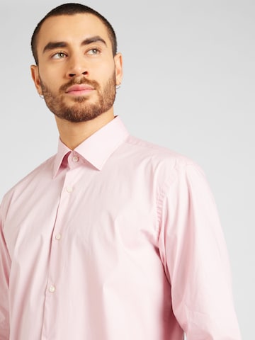 Coupe regular Chemise 'JOE' BOSS Black en rose