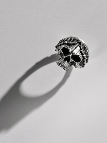 REYTEL Δαχτυλίδι 'SKULL IN A WREATH' σε ασημί