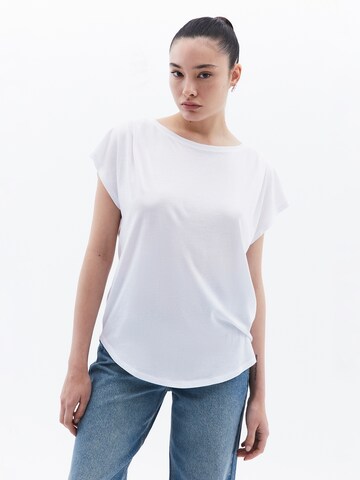 OXXO Shirt in White
