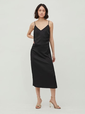 Vila Petite Dress in Black: front