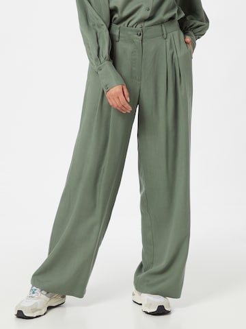 MOSS COPENHAGEN Plissert bukse i grønn: forside