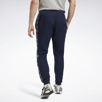 Tapered Pantaloni sportivi di Reebok in blu