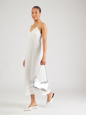 Rochie 'Isabella' de la ABOUT YOU pe alb