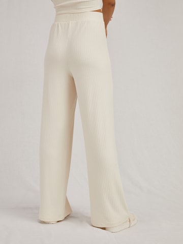 Wide Leg Pantalon 'Tamlyn' A LOT LESS en blanc